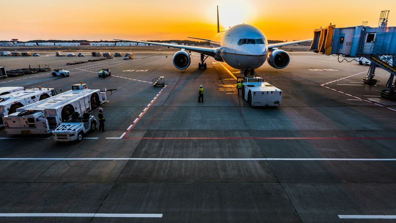 Avión en la plataforma de un aeropuerto al atardecer