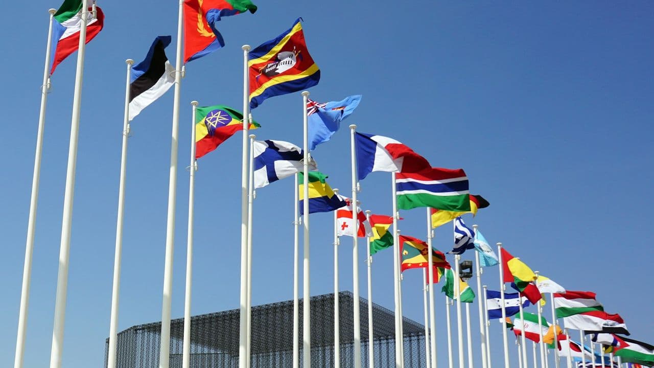 Banderas de varios países ondeando