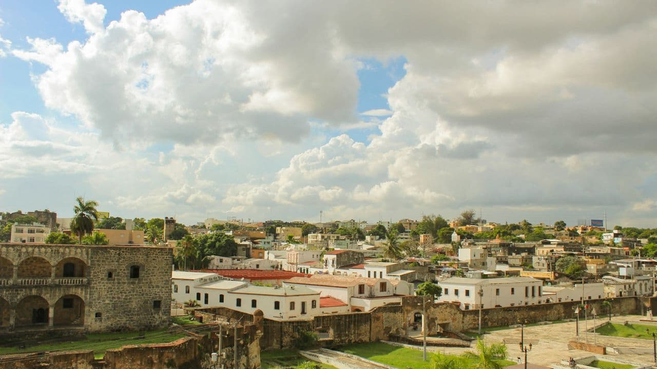 Casas y edificios bajo un cielo con nubes