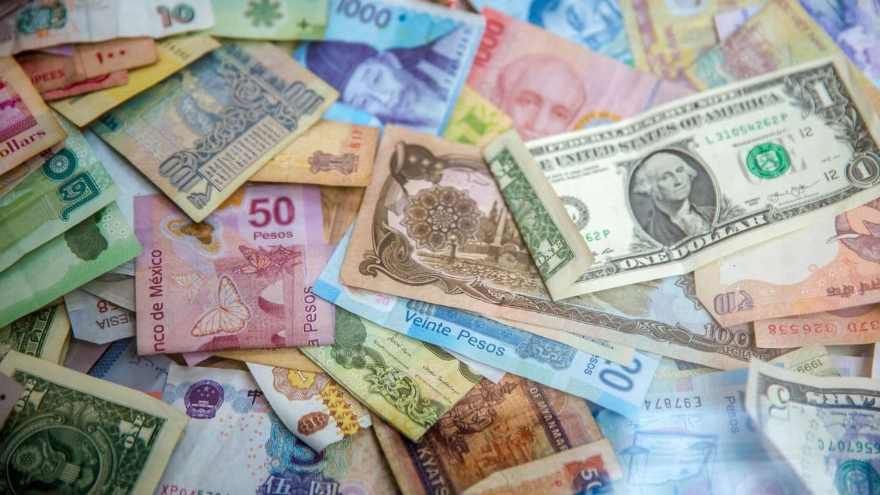Billetes de distintos países sobre una mesa