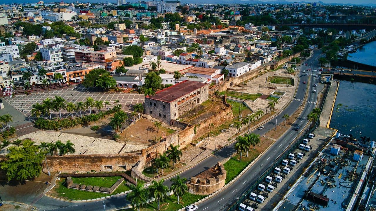 Vista aérea de edificios y calles de una ciudad costera
