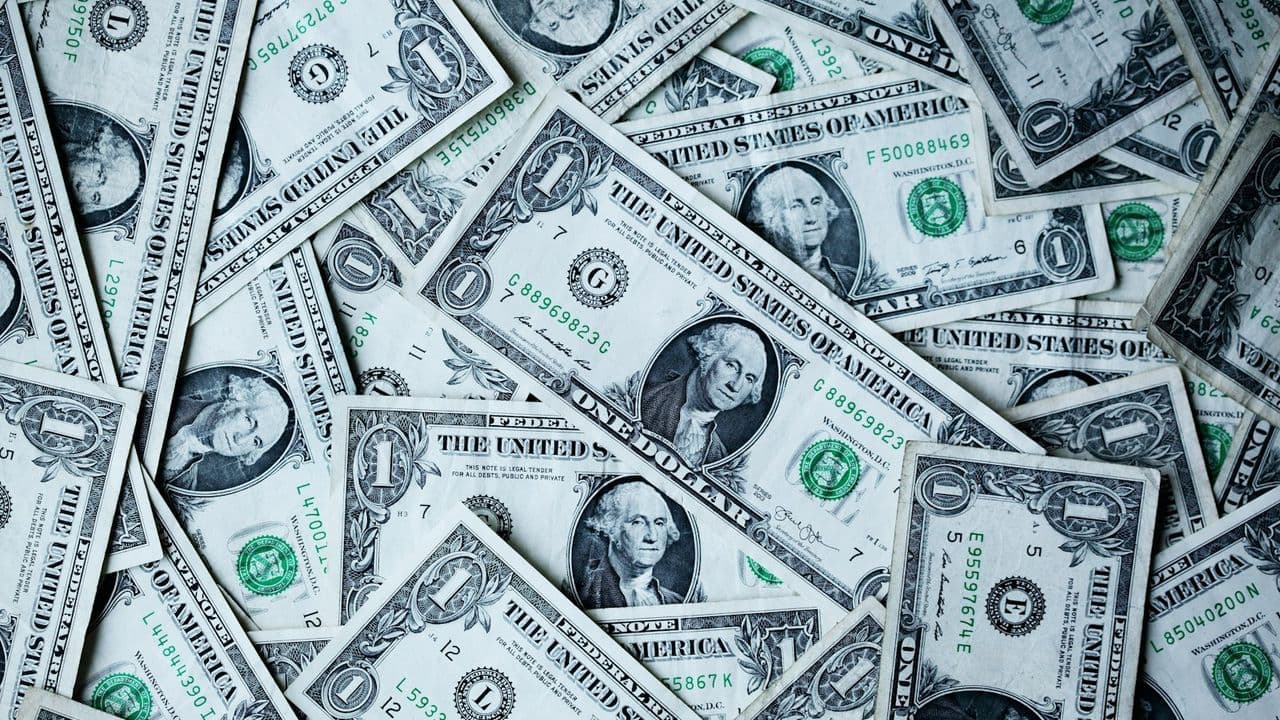 Billetes de dólar esparcidos