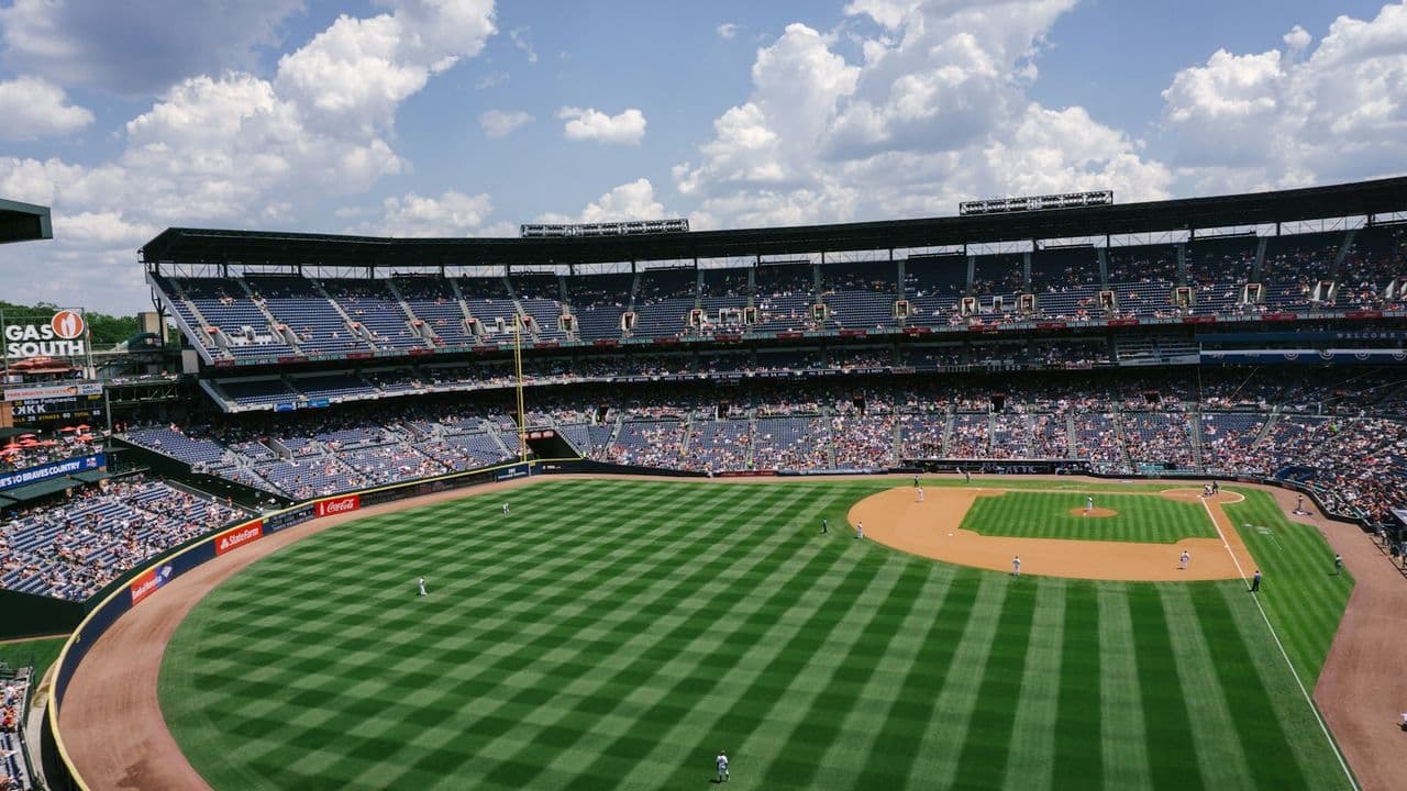 Estadio de béisbol con el terreno de juego verde