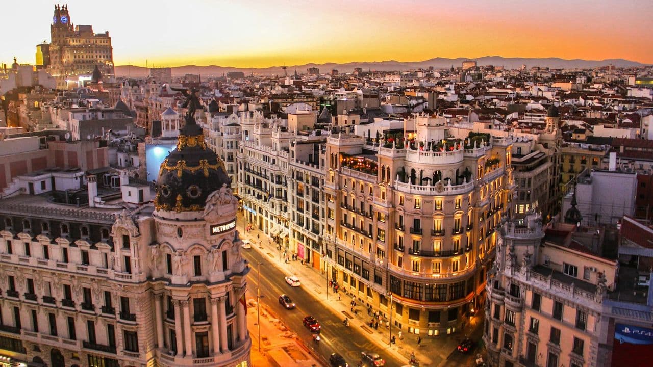 Vista aérea de una avenida con edificios históricos al atardecer