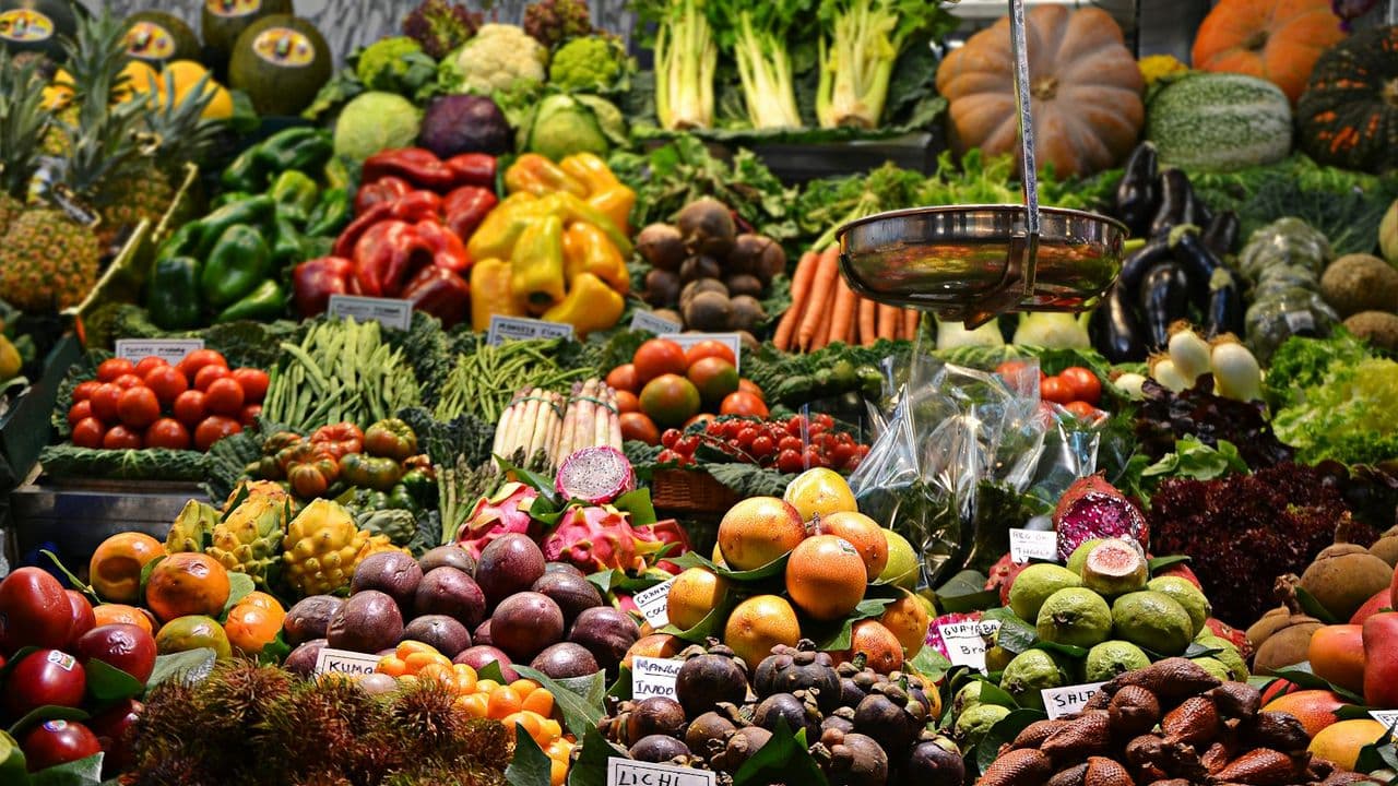 Puesto de mercado con frutas variadas