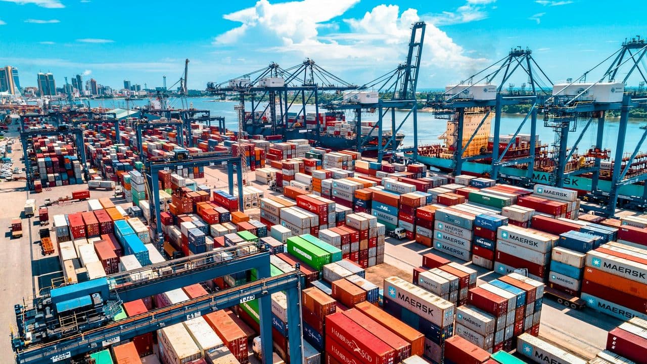 Contenedores apilados en un puerto