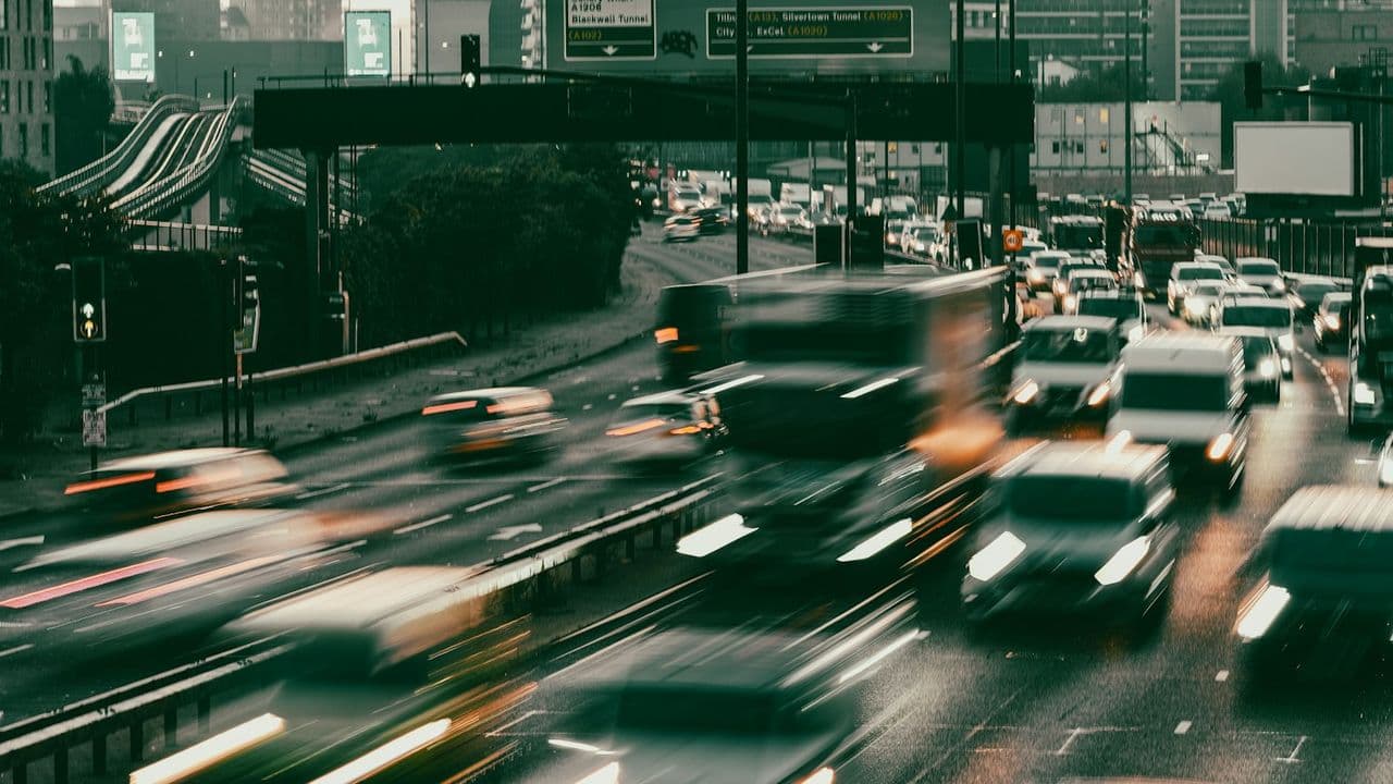 Tráfico intenso en una autopista al atardecer