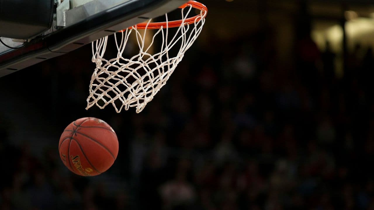 Balón bajo un aro de baloncesto