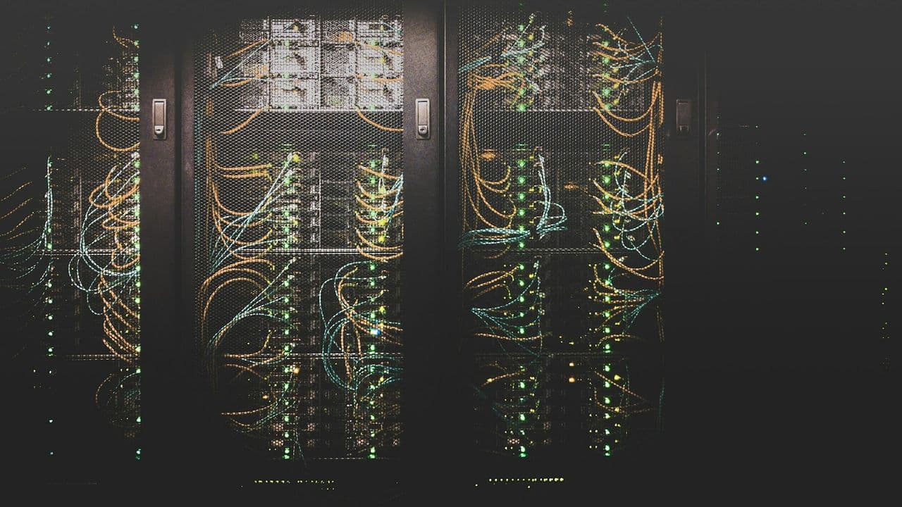 Cables de red ordenados en un panel