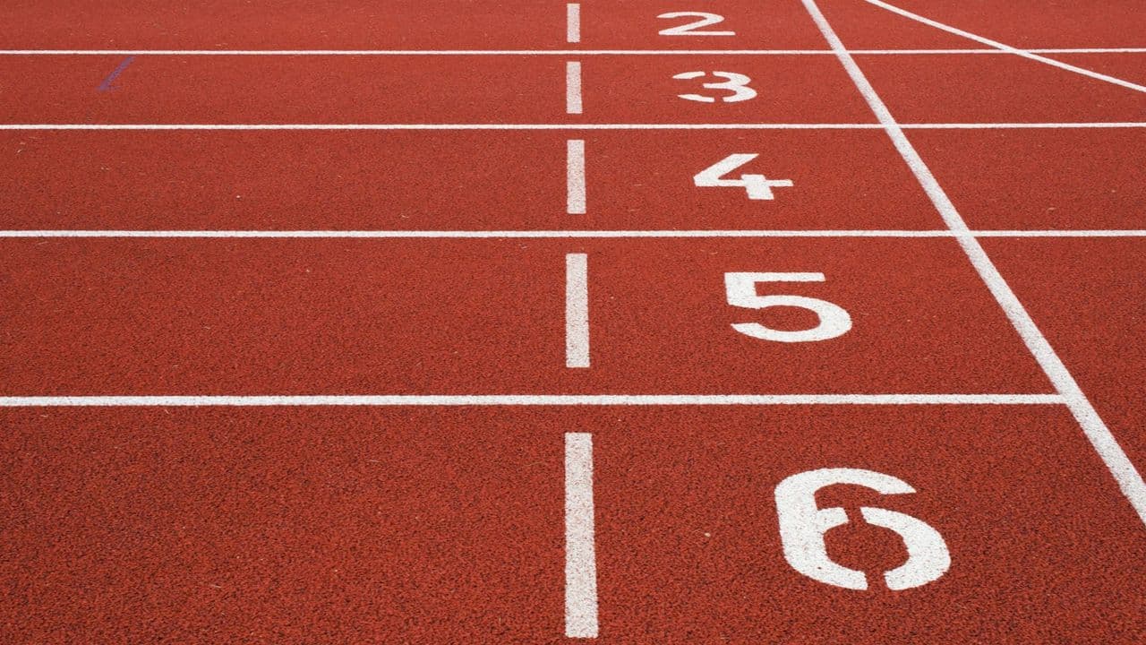 Pista de atletismo roja con carriles numerados