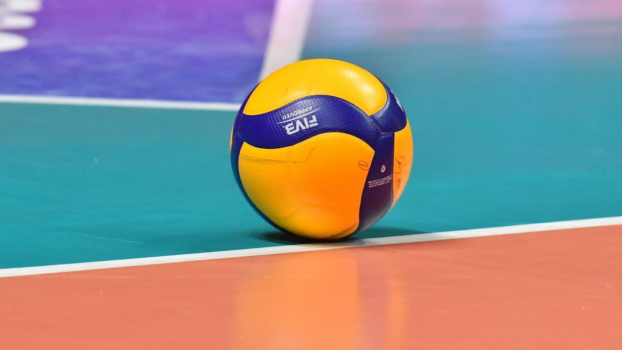 Balón de voleibol sobre una cancha